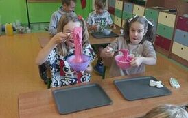 27.Uczniowie klasy III robią slimy
