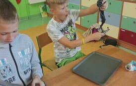 27.Uczniowie klasy III bawią się slimami