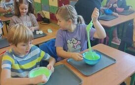 26.Uczniowie klasy III robią slimy