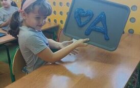 25.Uczniowie klasy III bawią się slimami