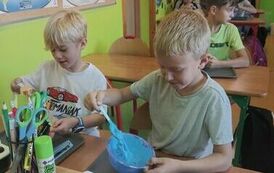 24.Uczniowie klasy III robią slimy