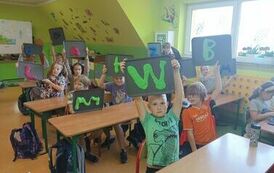 24.Uczniowie klasy III bawią się slimami