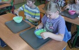 23.Uczniowie klasy III robią slimy