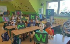 23.Uczniowie klasy III bawią się slimami