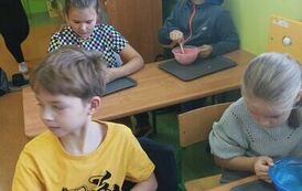 22.Uczniowie klasy III robią slimy