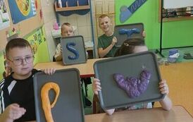 22.Uczniowie klasy III bawią się slimami