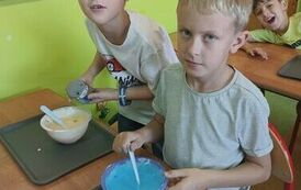 21.Uczniowie klasy III robią slimy