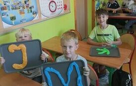 20.Uczniowie klasy III bawią się slimami