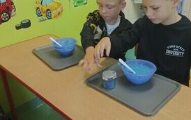 19.Uczniowie klasy III robią slimy