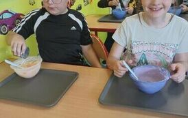 18.Uczniowie klasy III robią slimy