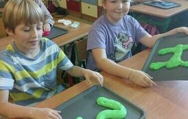 18.Uczniowie klasy III bawią się slimami