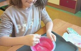 17.Uczniowie klasy III robią slimy