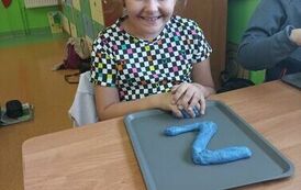 17.Uczniowie klasy III bawią się slimami