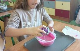 16.Uczniowie klasy III robią slimy