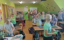 16.Uczniowie klasy III bawią się slimami