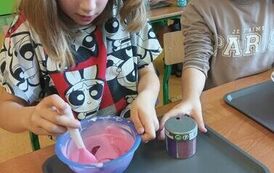 15.Uczniowie klasy III robią slimy