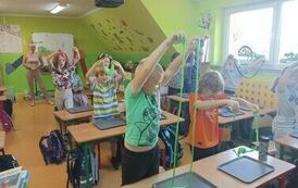 15.Uczniowie klasy III bawią się slimami