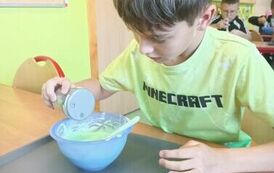 14.Uczniowie klasy III robią slimy