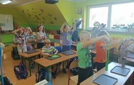 14.Uczniowie klasy III bawią się slimami