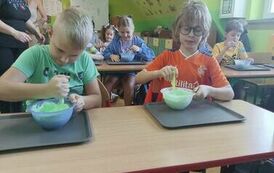 13.Uczniowie klasy III robią slimy