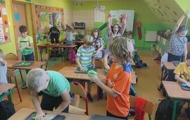 13.Uczniowie klasy III bawią się slimami