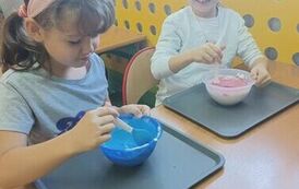 12.Uczniowie klasy III robią slimy