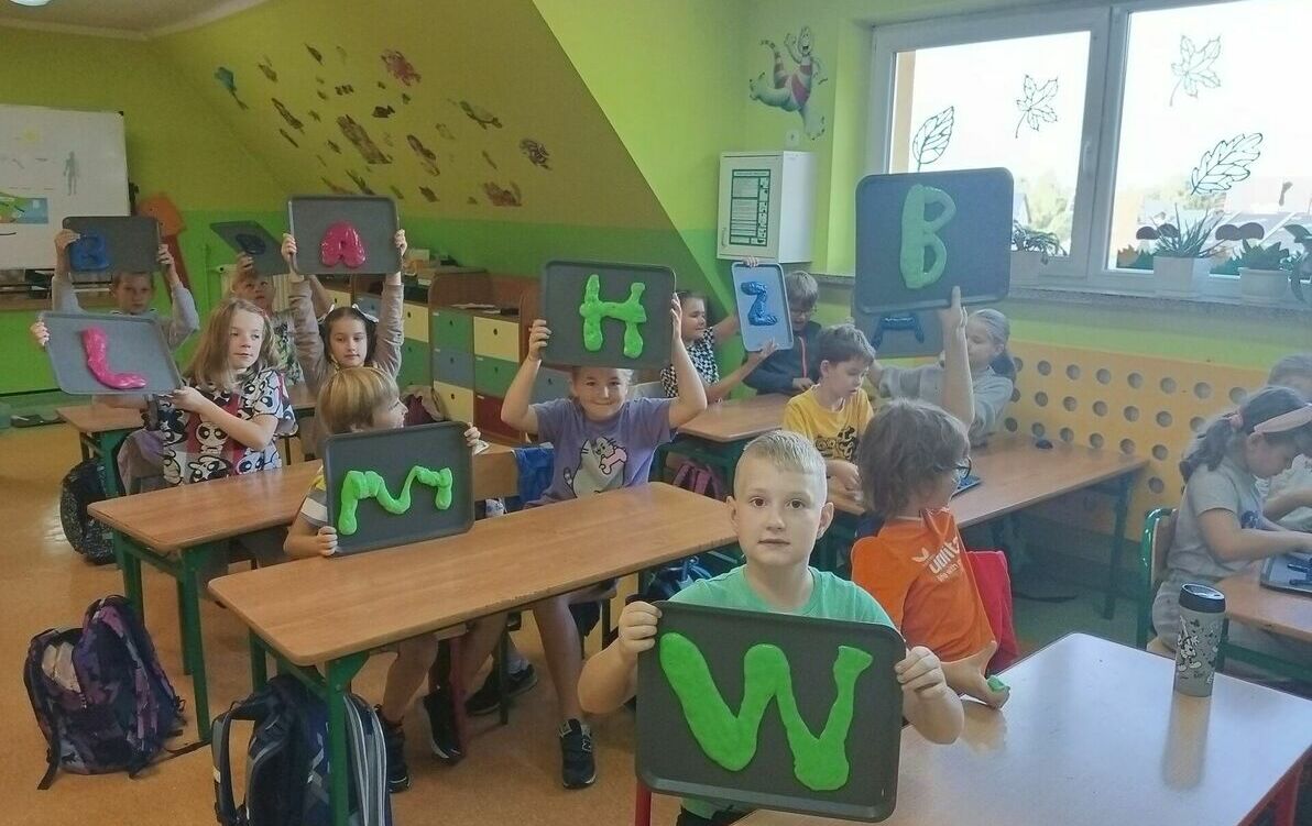 Zdjęcie do Warsztaty slim&oacute;w w klasie III, czyli zabawa z glutami