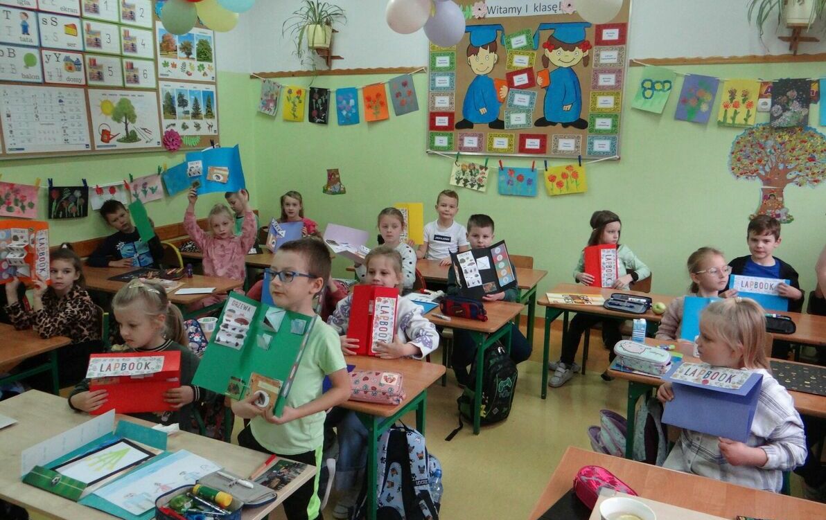 Zdjęcie do Pierwszaki tworzą lapbooki