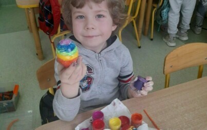 Zdjęcie do &bdquo;Pisanki, pisanki, jajka malowane&rdquo; &ndash; malowanie pisanek w oddziale przedszkolnym