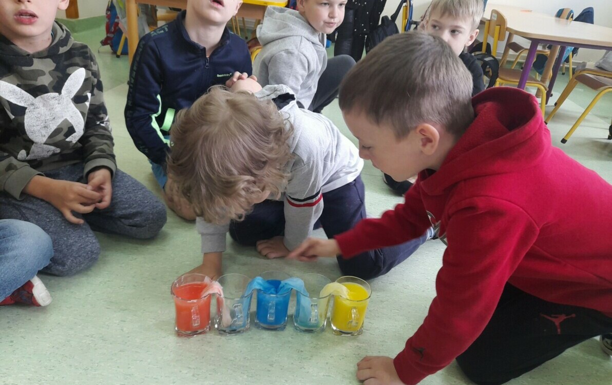 Zdjęcie do Dzień Eksperyment&oacute;w w oddziale przedszkolnym 
