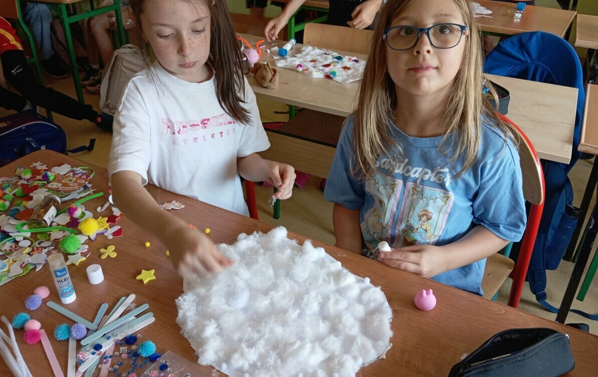 Zdjęcie do Projekt edukacyjny &bdquo;CZYTAM Z KLASĄ  lekturki spod chmurki&rdquo;