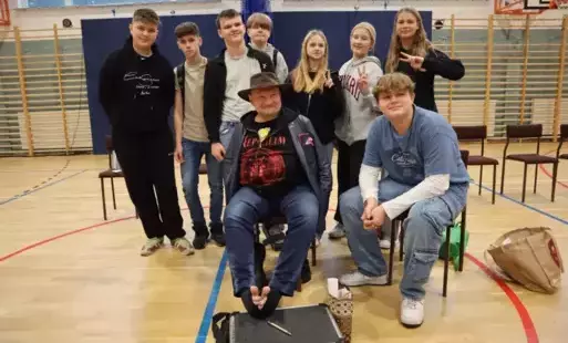 Zdjęcie do Niezwykłe spotkanie z artystą malującym ustami i stopami