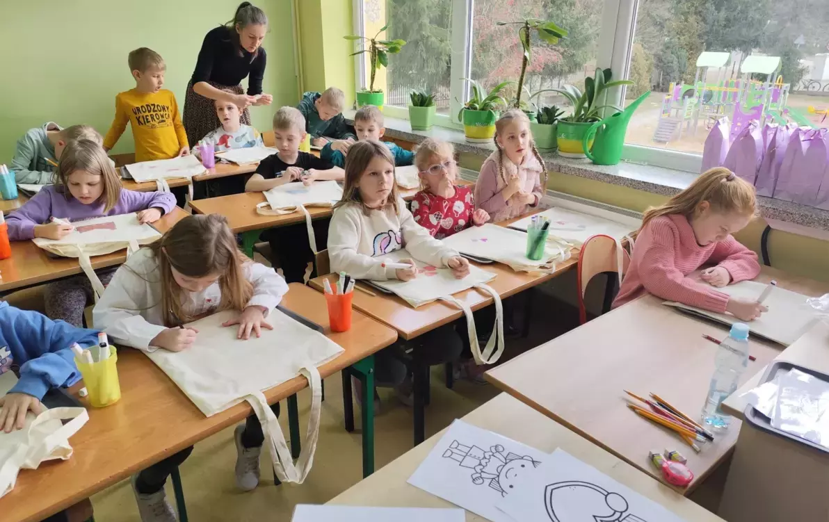 Zdjęcie do Warsztaty malowania Eko toreb. Pracą dzieci jest zabawa. Dzieci uczą się poprzez wszystko co robią.