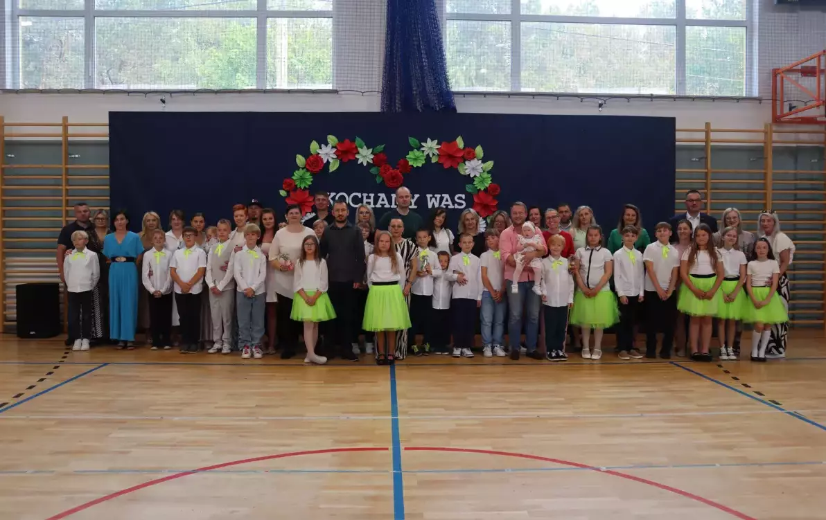 Zdjęcie do Dzień Mamy i Taty w naszej szkole &ndash; wzruszające chwile pełne radości!