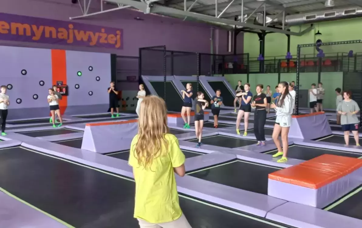 Zdjęcie do Wycieczka klas 5 i 6 do Parku Trampolin &bdquo;HOPLA PARK&rdquo; w Ciechanowie