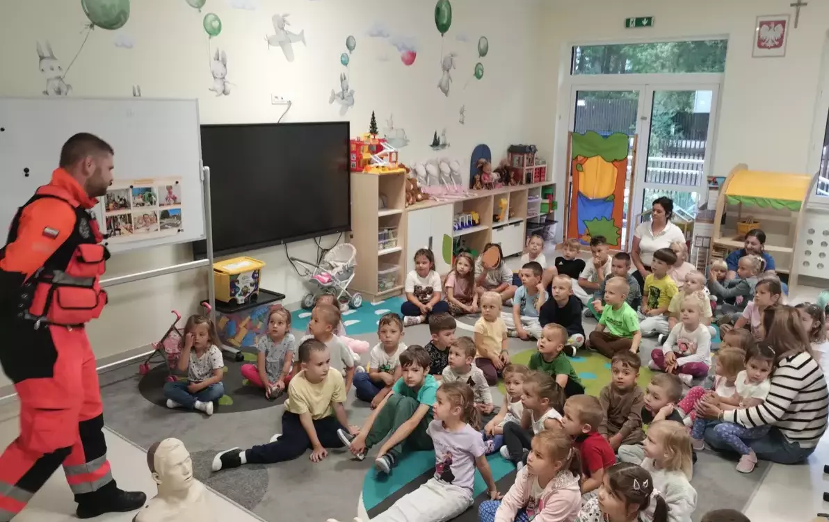 Zdjęcie do Wizyta ratownika medycznego u przedszkolak&oacute;w.