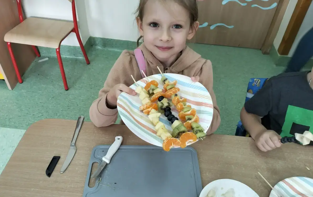 Zdjęcie do Zdrowo, kolorowo, owocowo &ndash; owocowe szaszłyki w zer&oacute;wce