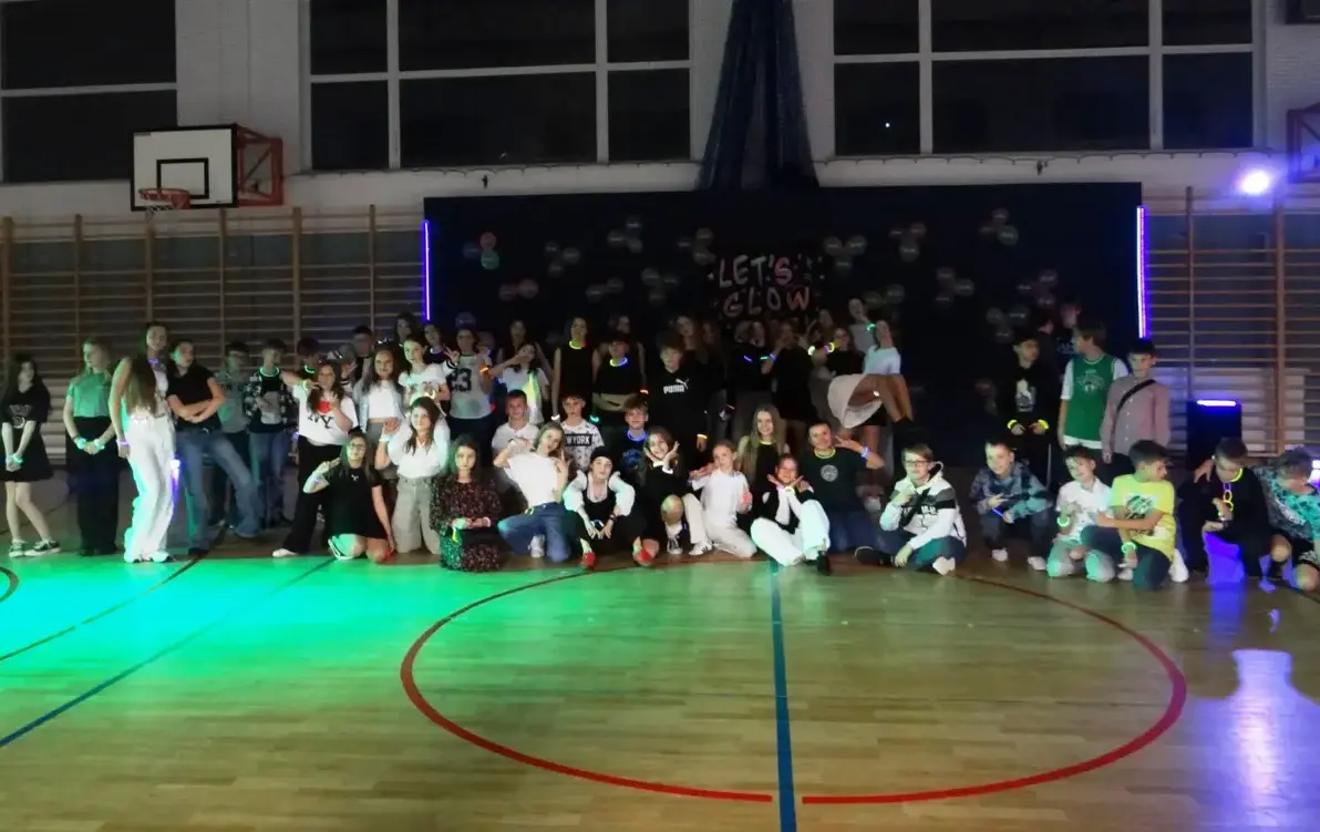 Zdjęcie do Neonowy  wiecz&oacute;r i poranek w szkole, czyli dyskoteka FLUO 