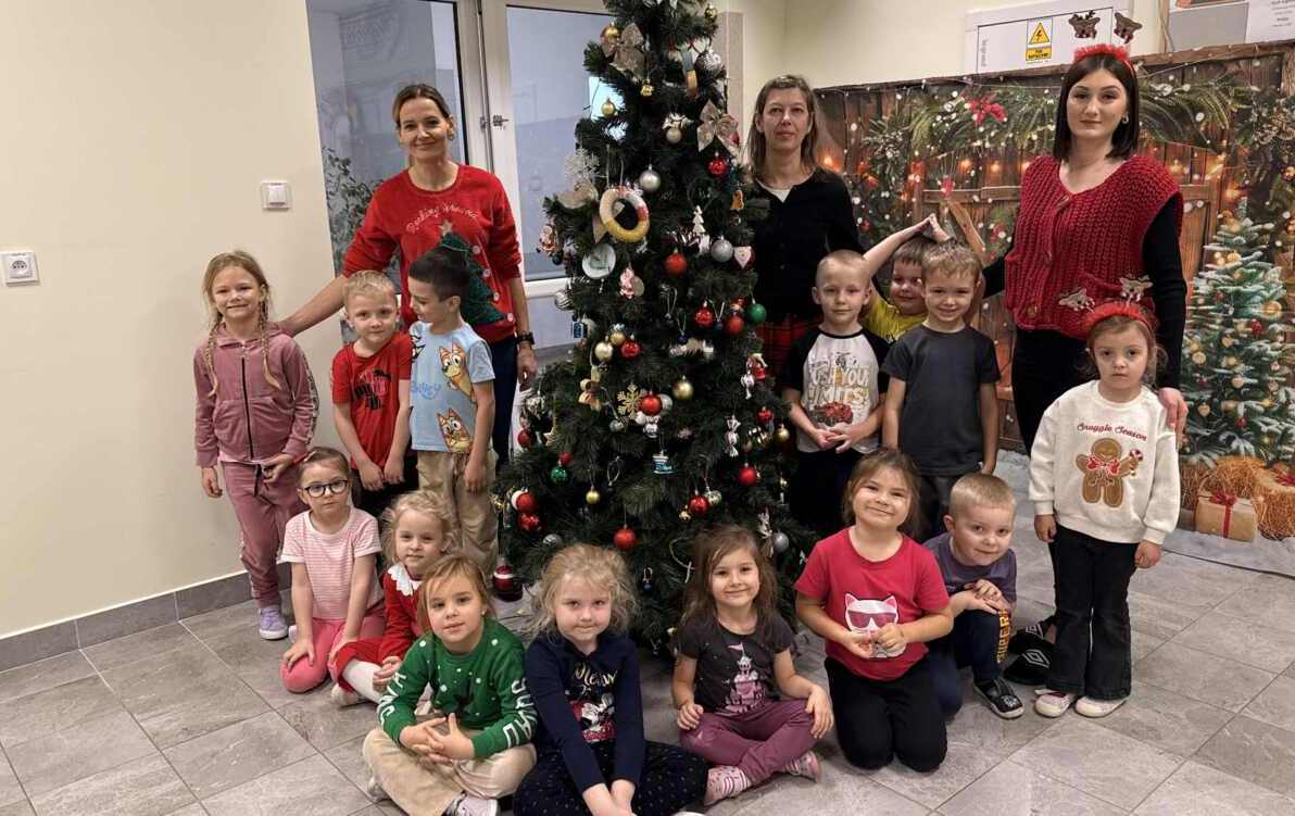 Zdjęcie do Ubieranie choinki w punkcie przedszkolnym